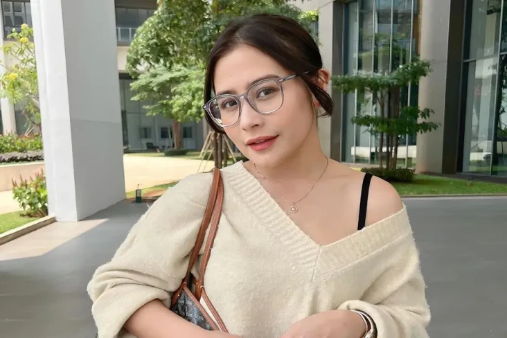Prilly Latuconsina Belum...