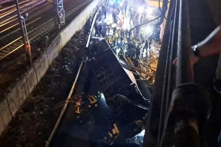 Bus Jatuh dari Jembatan...