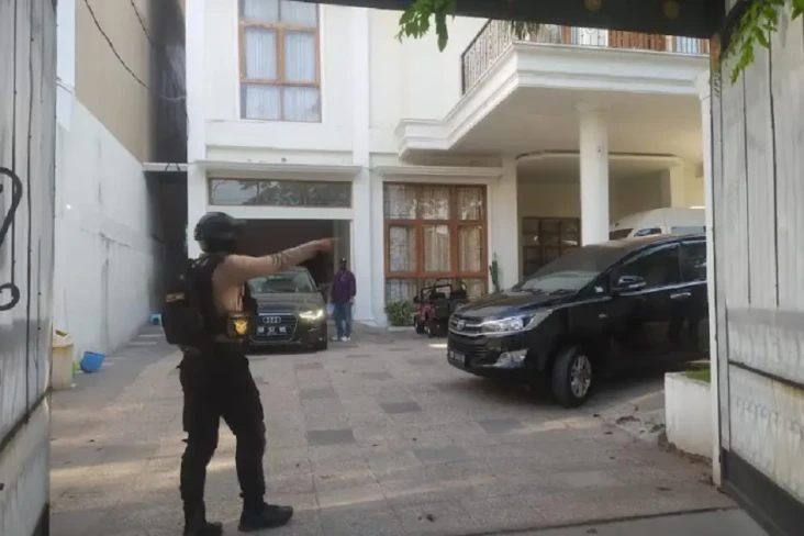 KPK Geledah 2 Rumah...