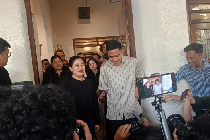 Kaesang Sambut Tangan...