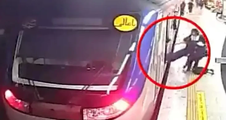 Tak Berhijab, Seorang...