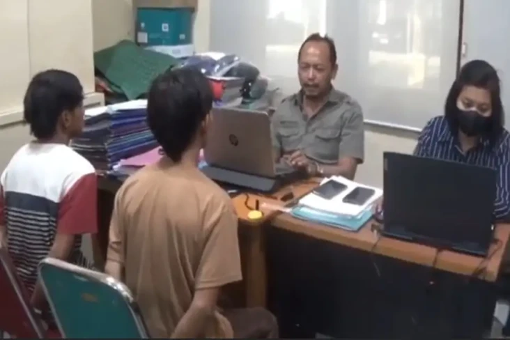 2 Pria di Bangkalan...