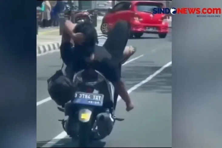 Pengendara Motor Berkendara...