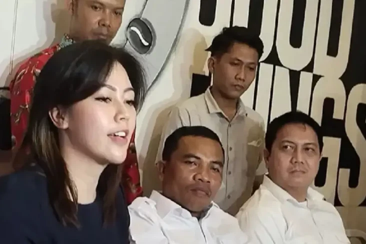 Istri Yama Carlos Dituding...
