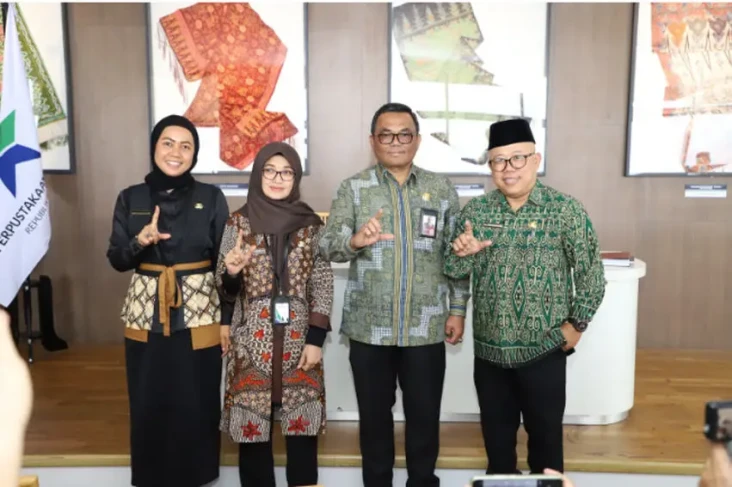 Perpusnas akan Beri...