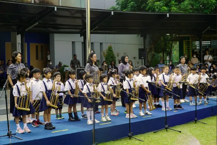 Membangun Karakter Siswa...