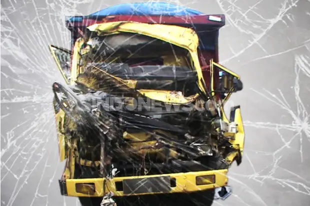 Ditabrak Truk Rem Blong,...