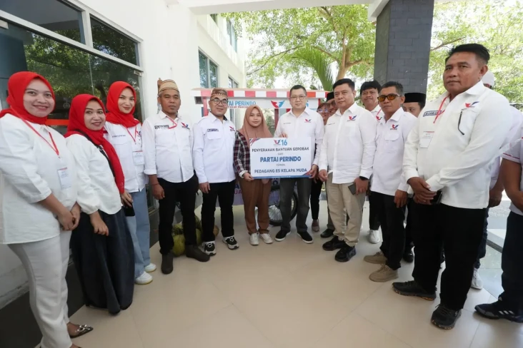 Momen HT Serahkan Bantuan...