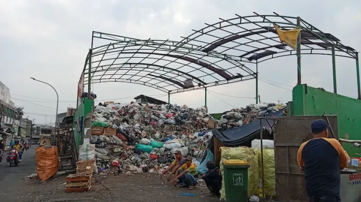 Sampah Pasar Menumpuk,...