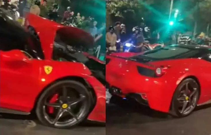 Ferrari Ringsek Kecelakaan,...
