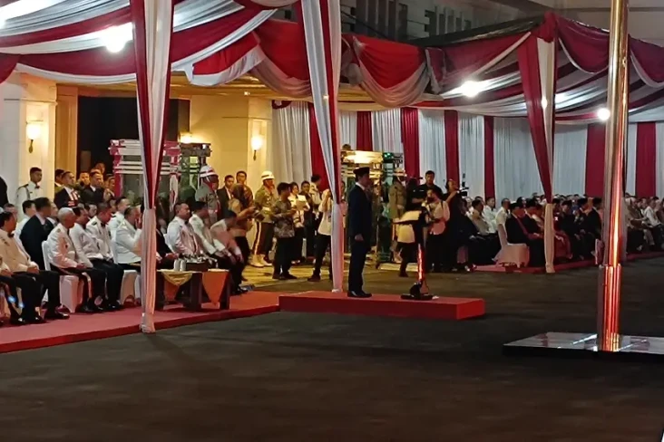 Jokowi Pimpin Upacara...