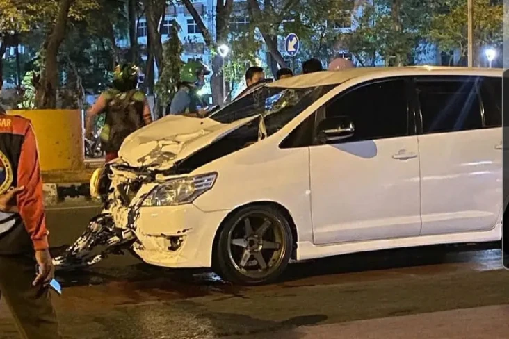 Mobil Tabrak Motor di...