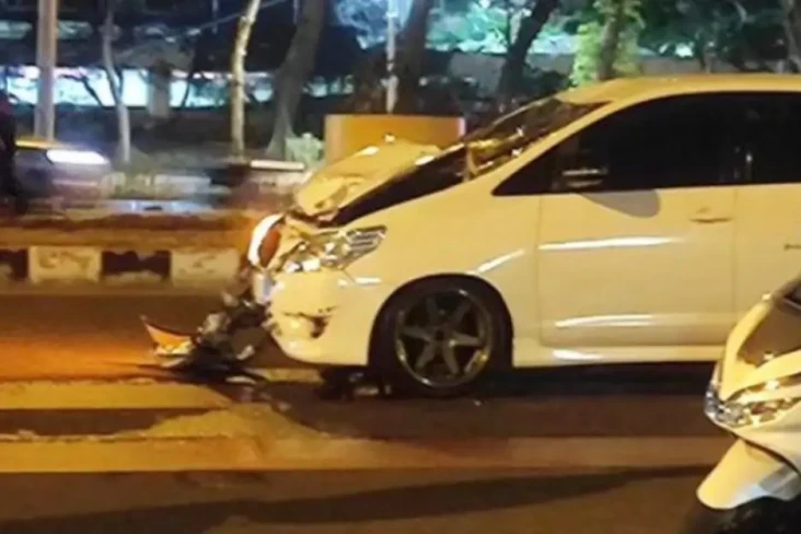 Polisi Selidiki Mobil...