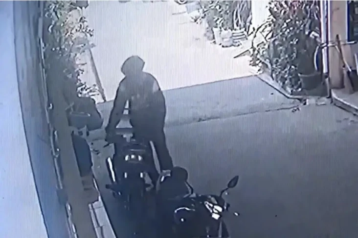 Kenakan Seragam Sekolah,...