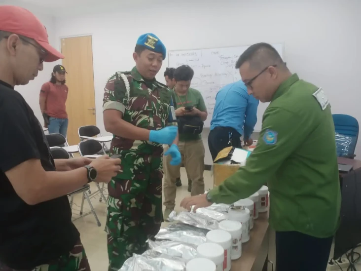Petugas Bandara SSK...