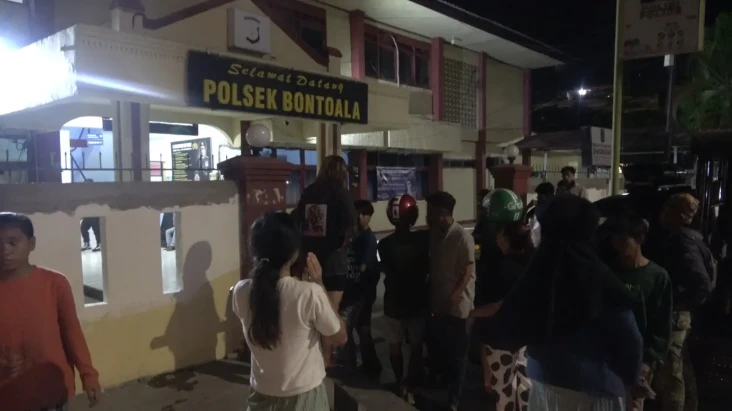 Geruduk Kantor Polsek...