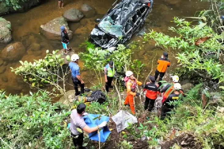 Ngeri! Minibus Remuk...