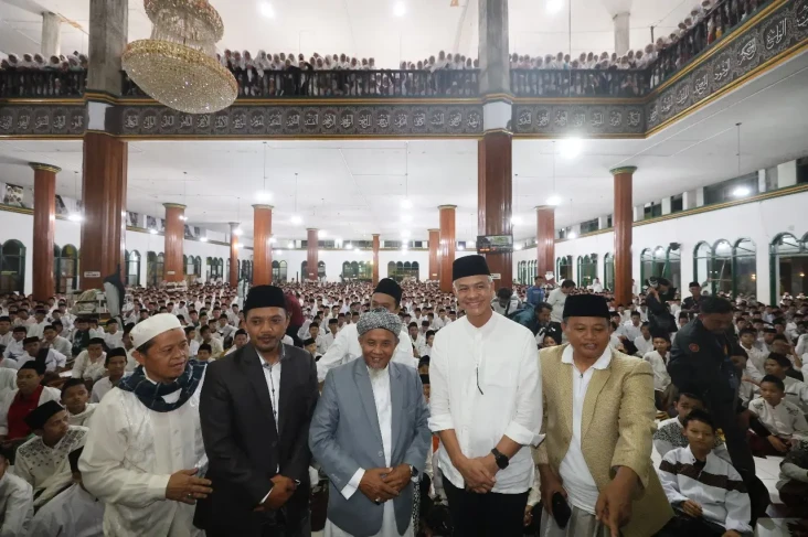 Kunjungi Pesantren di...