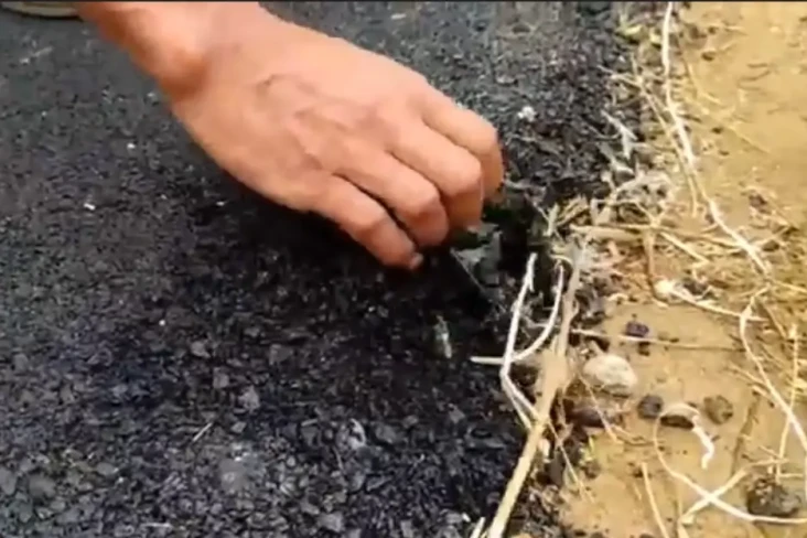 Viral! Aspal Jalan di...