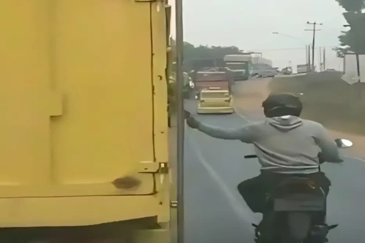 Preman Nekat Palak Sopir...
