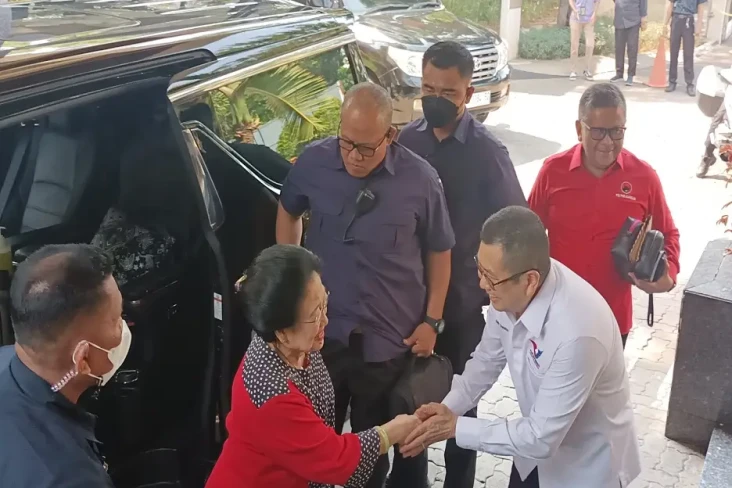 Disambut HT, Megawati...