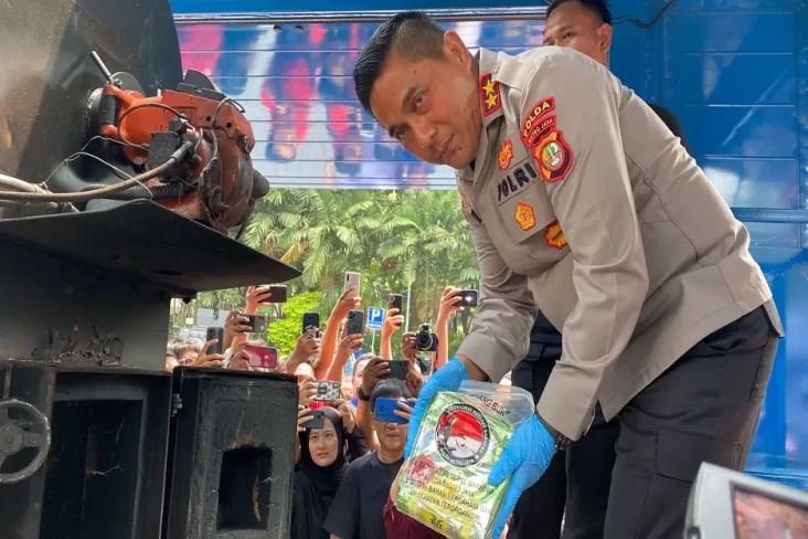 Polda Metro Jaya Musnahkan...