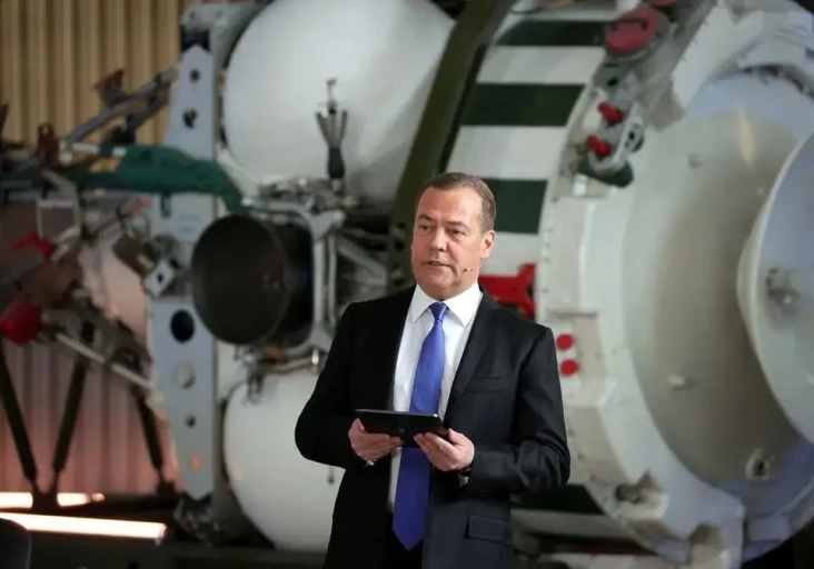 Eks Presiden Rusia Medvedev:...