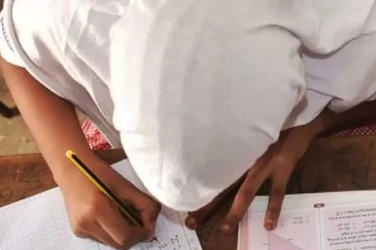 Kenya Geger, Buku Sekolah...