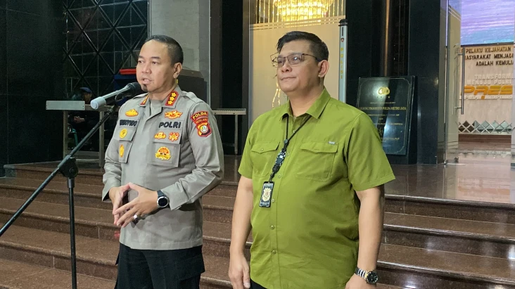 Polisi Periksa Pegawai...