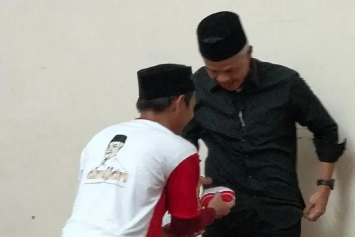Hadiahi Kaos, Almijan...