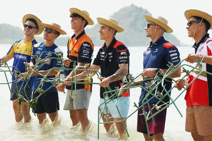 Pembalap MotoGP Bersih-bersih...