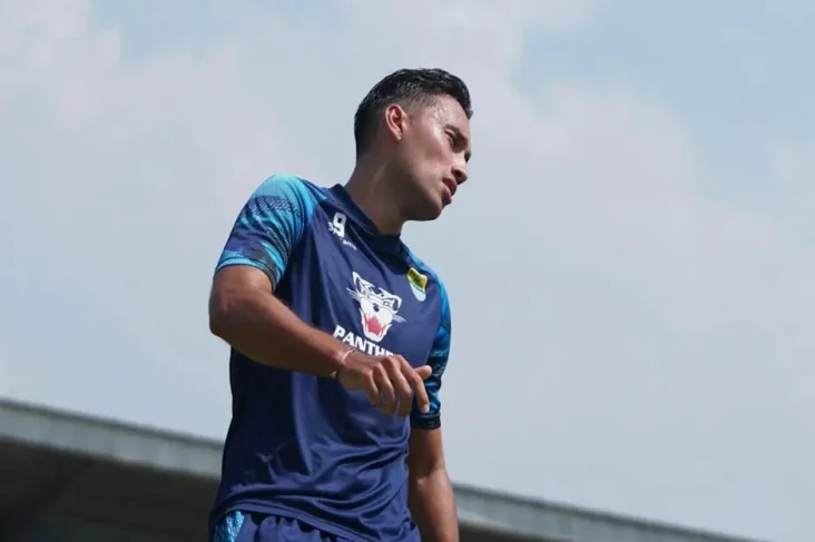 Ezra Walian Targetkan...