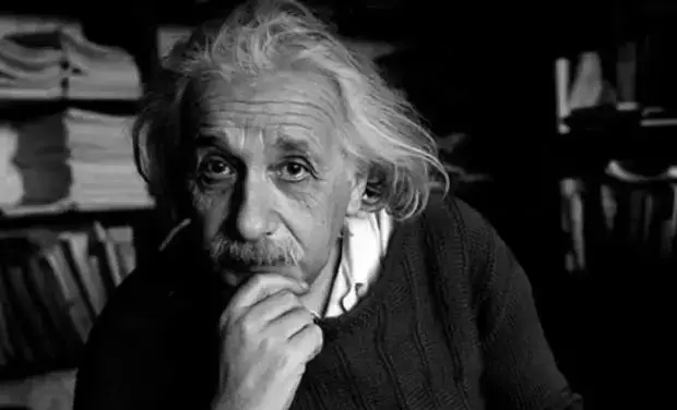 Albert Einstein Prediksi...