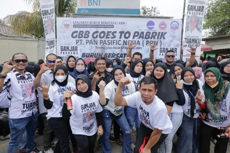 Ribuan Buruh Kenakan...