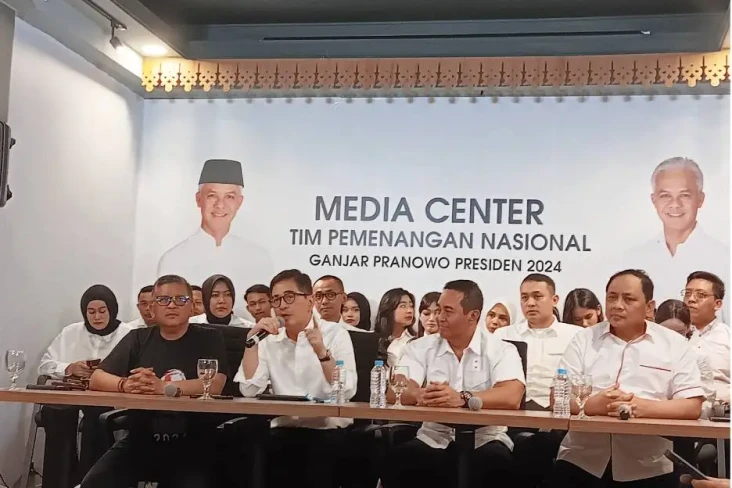 Resmikan Media Center...
