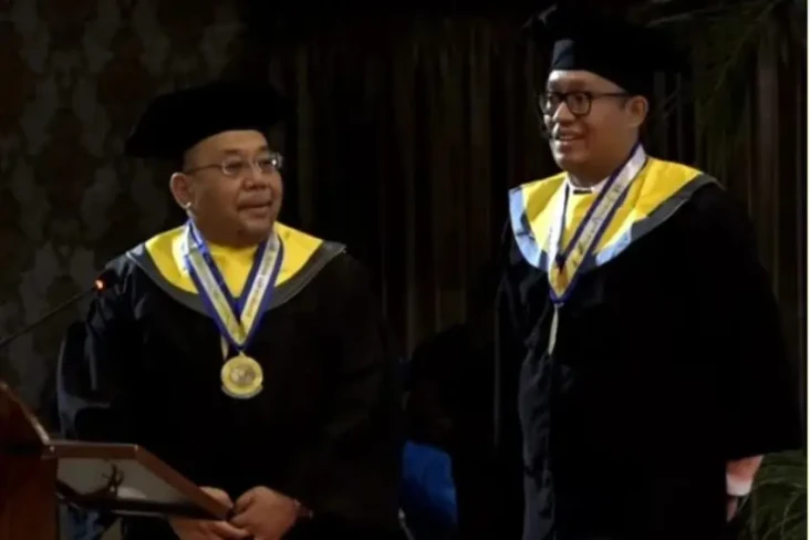 Wisuda Bareng Putranya...