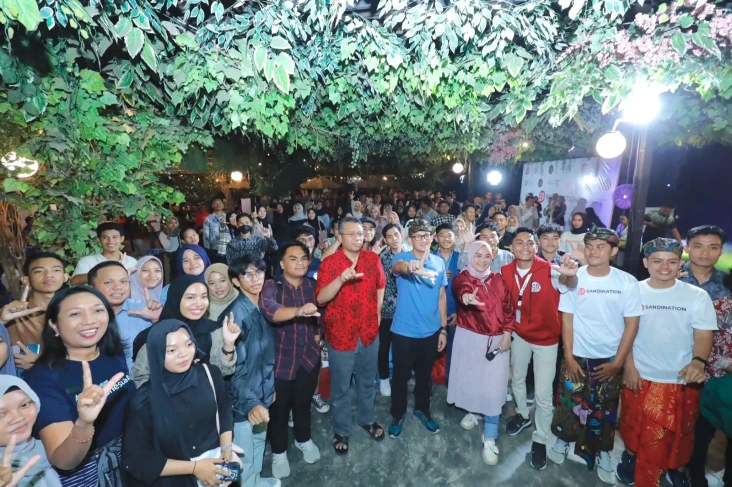 Sandiaga Uno Bagikan...