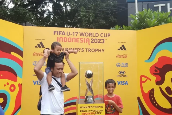 Keseruan Fans Mejeng...