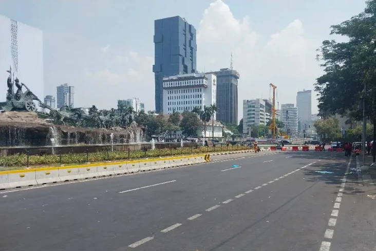 Pengunjuk Rasa di Patung...