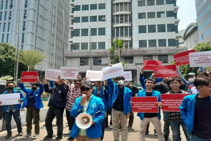 Mahasiswa Tolak Gugatan...