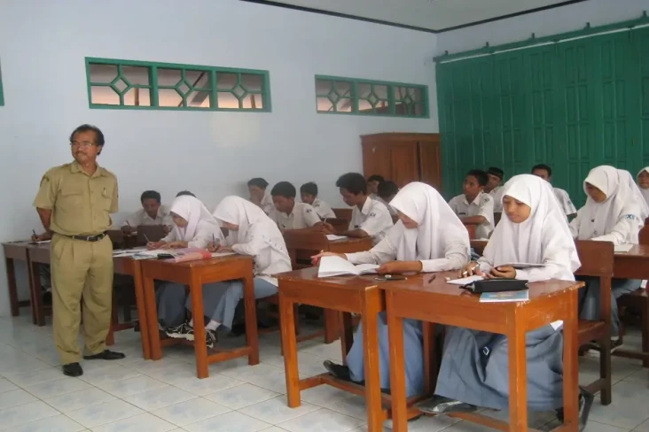 Lulusan Non Kependidikan...