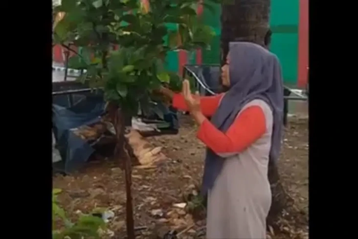 Viral! Emak-emak di...