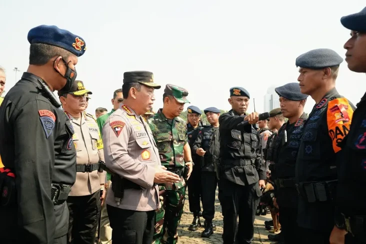 Pimpin Apel Pasukan...