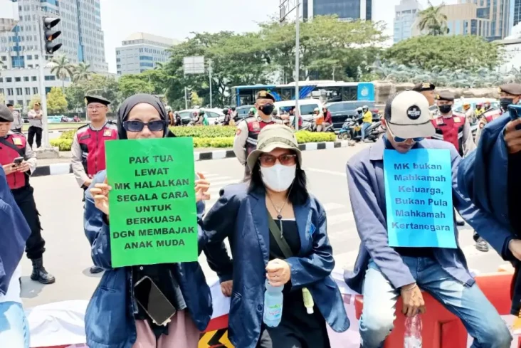 Mahasiswa Gelar Aksi...