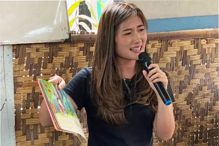 Sumbangkan Ratusan Buku...