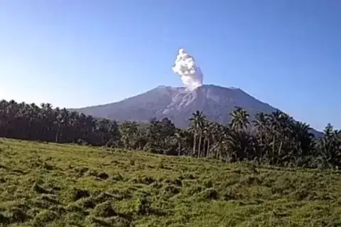 Awas! Gunung Ibu di...