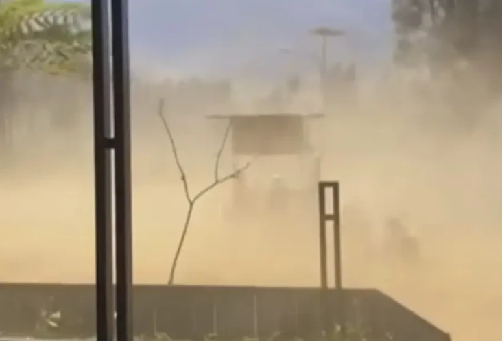 Viral Video Badai Pasir...