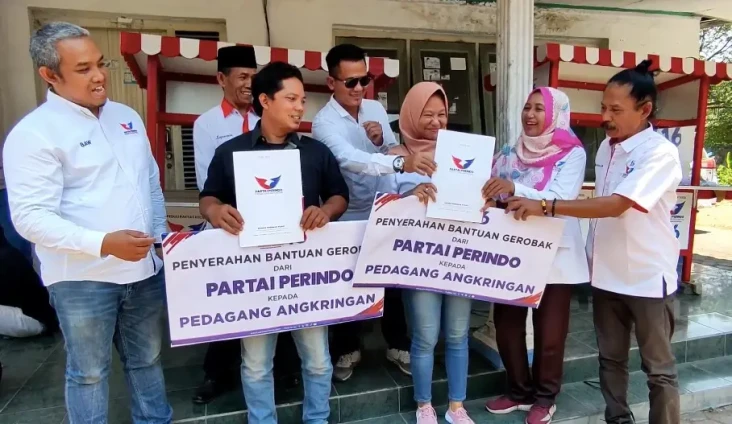 Bagikan 2 Gerobak ke...