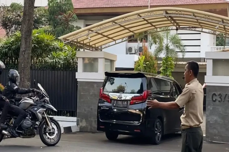 Sempat Keluar, Mobil...