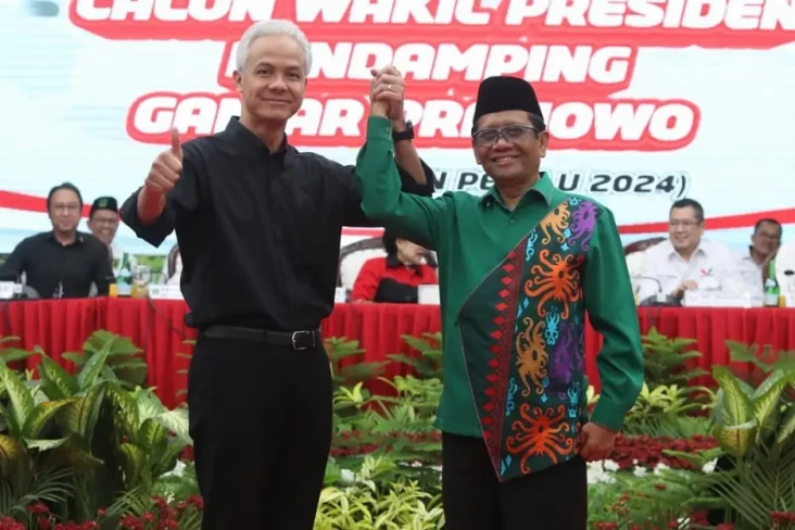 Mahfud MD Pakai Kemeja...